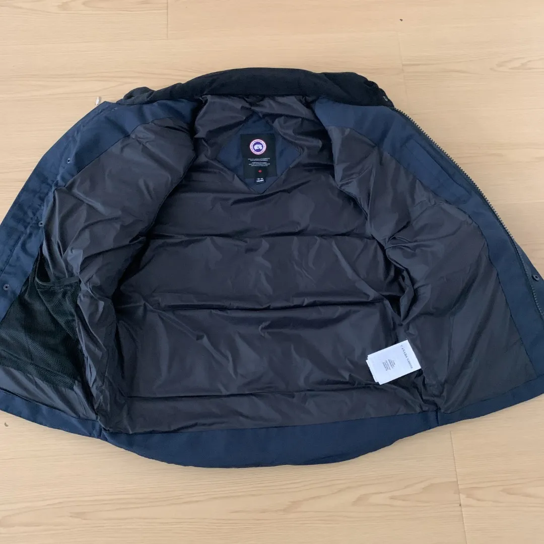 Style number: Y 138 𝑪𝒂𝒏𝒂𝒅𝒂 𝑮𝒐𝒐𝒔𝒆Canada Goose counter level! Canadagoose/Canada Goose New Arrival "2078APPSeries" down vest for men and women Material list: 1⃣ Original custom-made double plain 9500-100% nylon nylon fabric 2⃣ Original YKK zipper, non-sub-factory product 3⃣ National standard 80% white duck down from Guangzhou Inspection, (zp uses 80% white duck down/any boasts of 90% are fake) Material analysis characteristics: 1⃣ Original factory/9500-100% nylon 100% nylon Lurex yarn is actually 100% nylon, which is rarely pure now. Most of them are mixed with cotton thread or polyester. Our top original version is developed in accordance with ZP and uses the same material. 2⃣ As we all know, the original version uses 80% white duck down. The fill power refers to the cubic inches of volume occupied by each ounce (30 grams) of down under certain conditions. If the space occupied by one ounce of down is cubic inches, the fill power of the down is called . So we can simply understand it as: fill power is the volume of down, and the volume of down is fill power. The higher the fill power of down, it means that under the same filling amount, down can fix a larger volume of air layer to keep warm and insulate, so the warmth retention of down is better. Size:XS-2XL Color: Navy Blue Beige Gray Black Label Gray Red Label Black Red Label Black Black Label Red Blue Pink